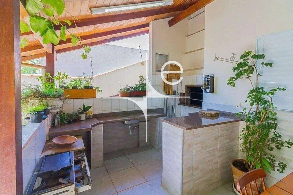 Casa com 5 quartos, 2 suítes e quintal com churrasqueira