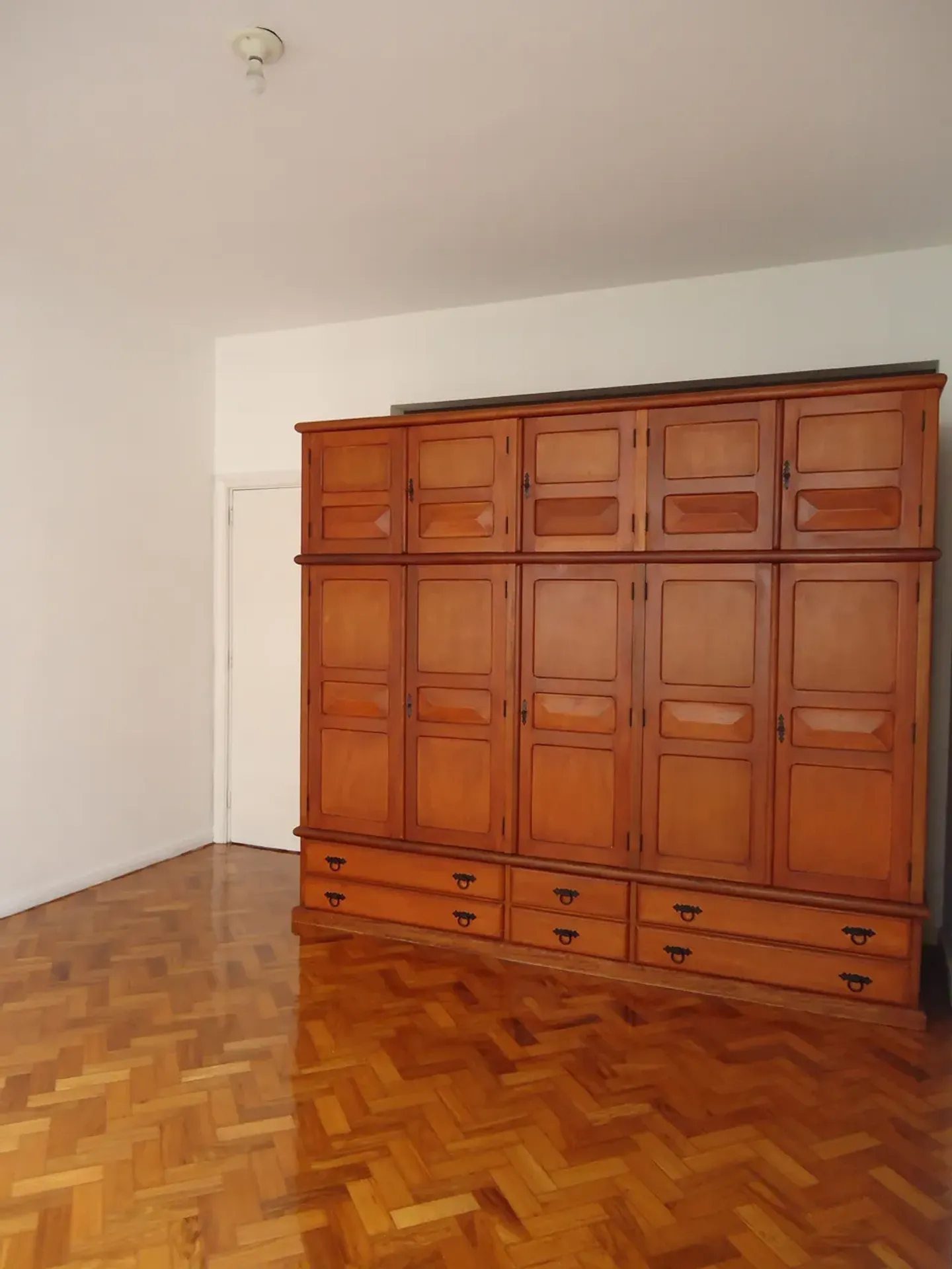 3-bedroom apartment with wood or laminate floors — photo 4
