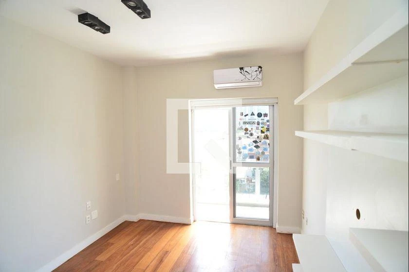 3-bedroom apartment with a walk-in closet — photo 26