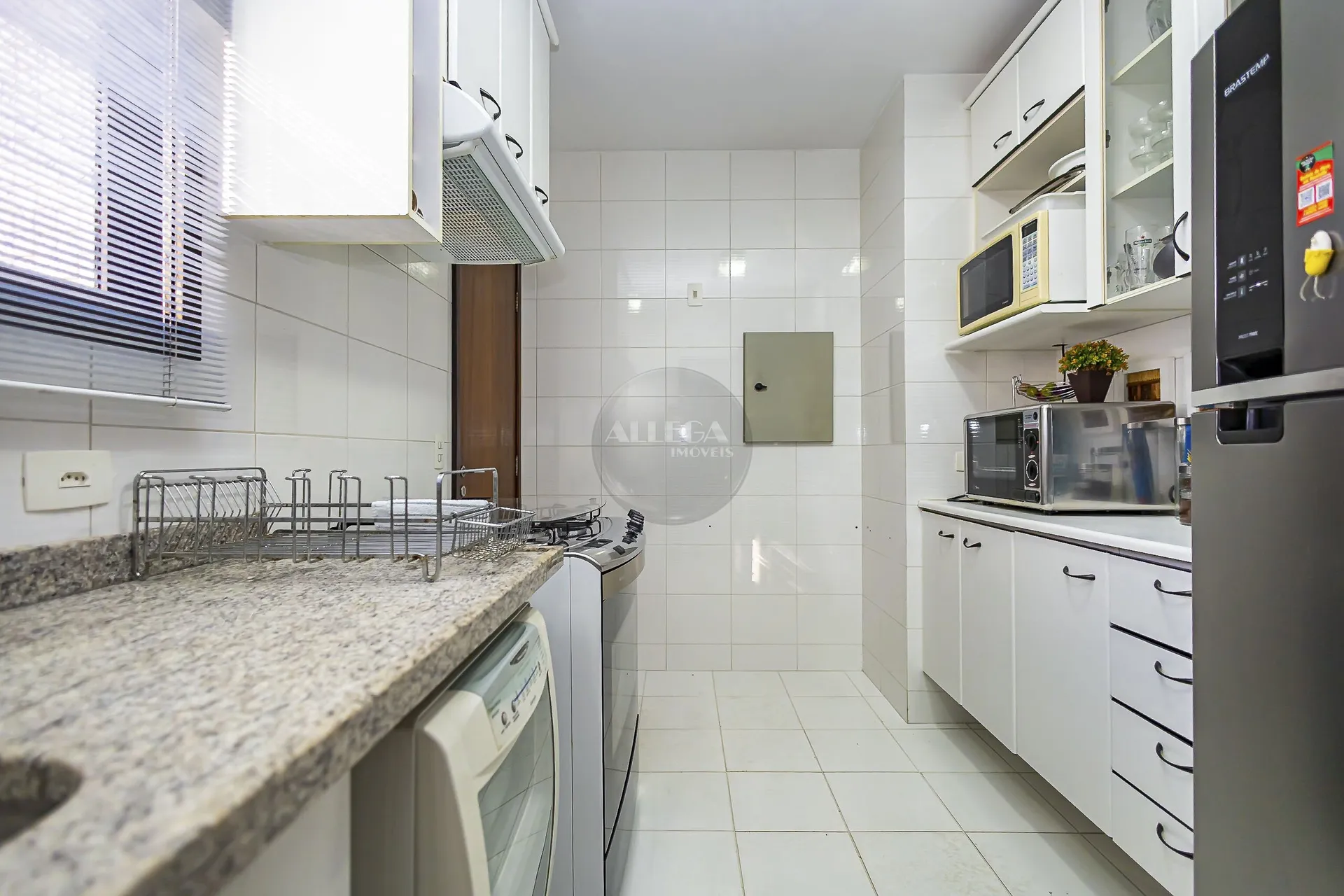 Apartamento com 4 quartos e piso de madeira na sala — photo 25