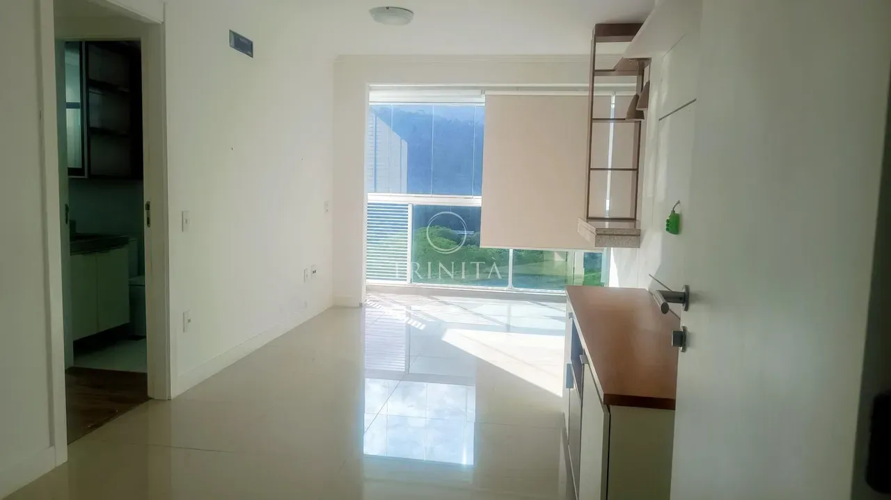 2-suite apartment with enclosed balcony and open-plan kitchen — photo 24