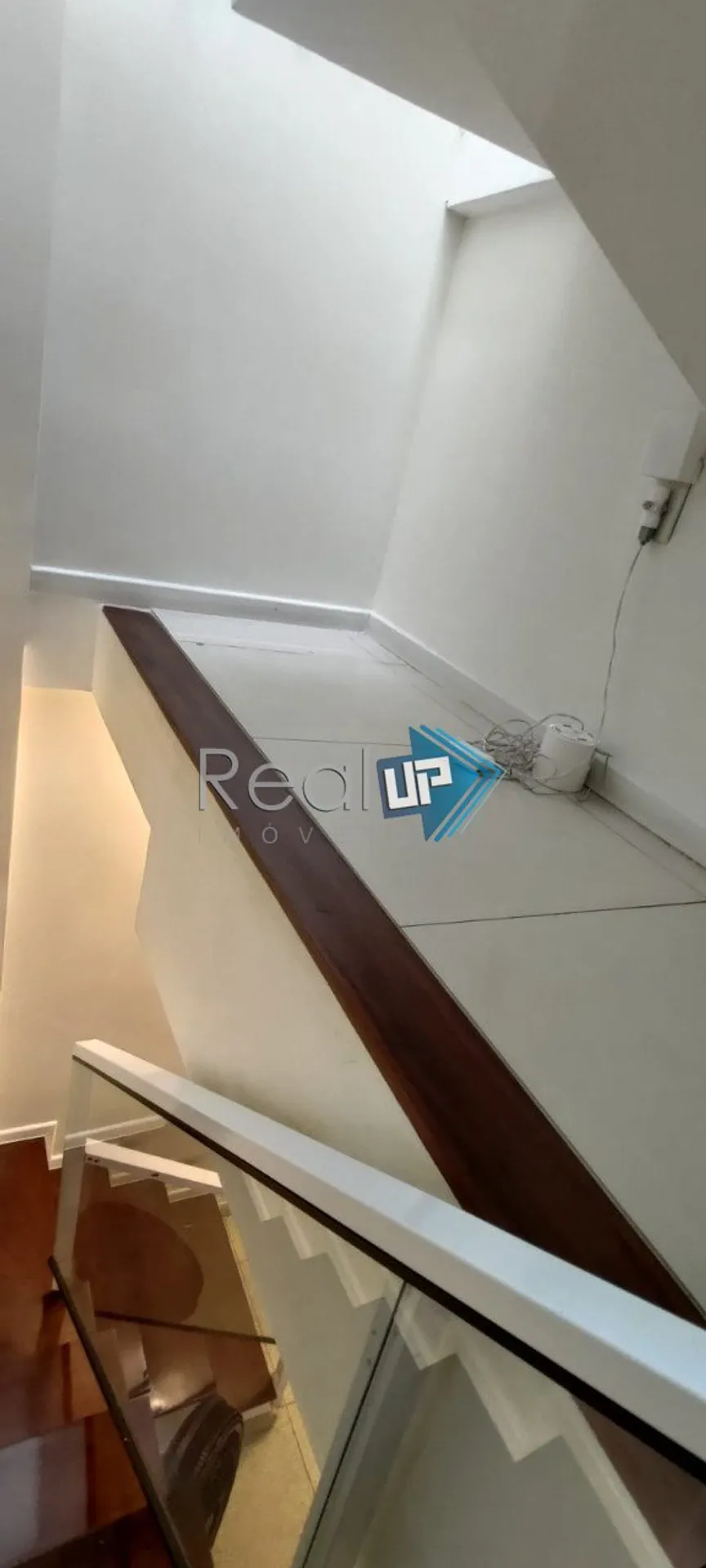 Unfurnished apartment with 3 bedrooms and a glazed balcony — photo 10