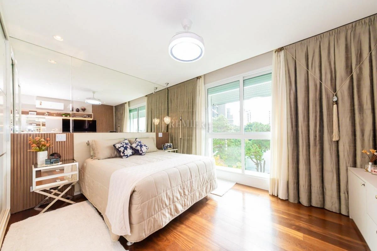 Apartment with 4 bedrooms and 5 baths, with a balcony — photo 28