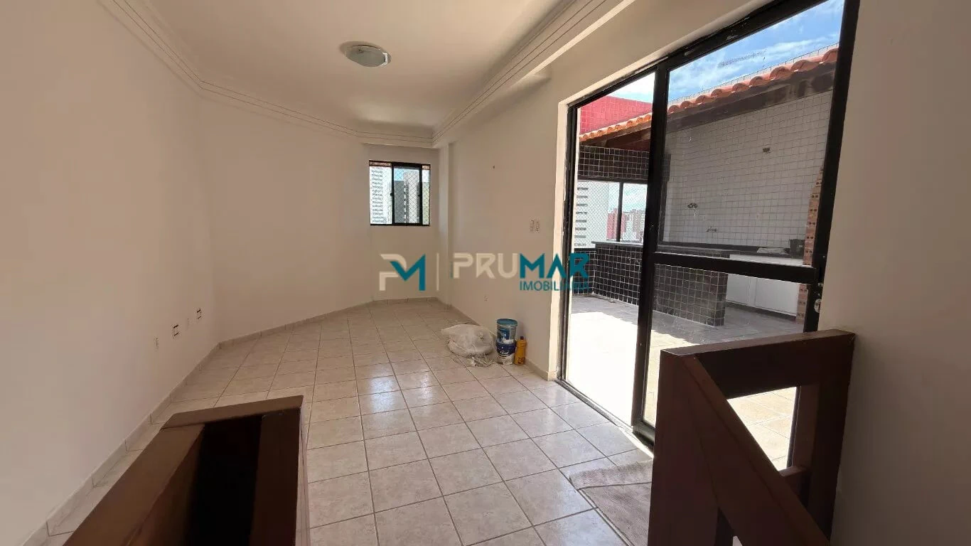 Balcony with a grill in a 4-bedroom apartment, 222 m² — photo 18