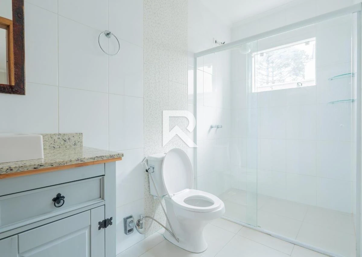 250 m² house with a walk-in closet and a bathtub — photo 23