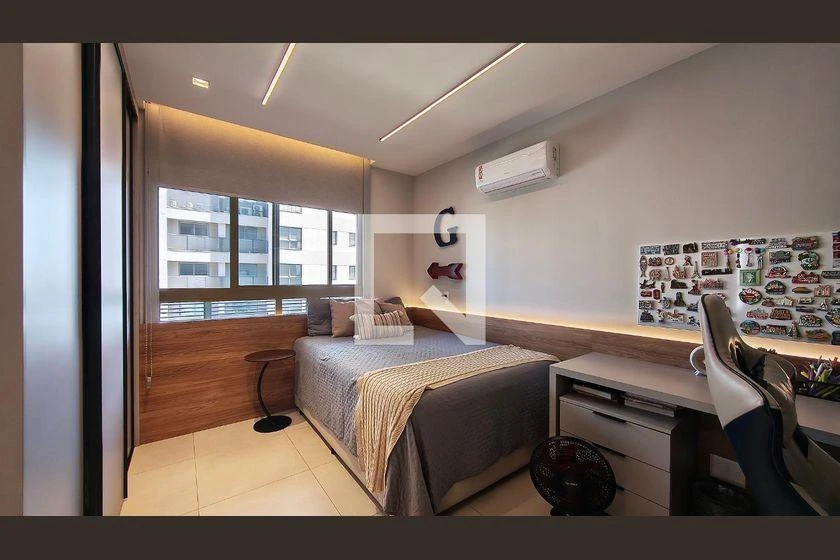 4-bedroom apartment with a glass-enclosed balcony — photo 18