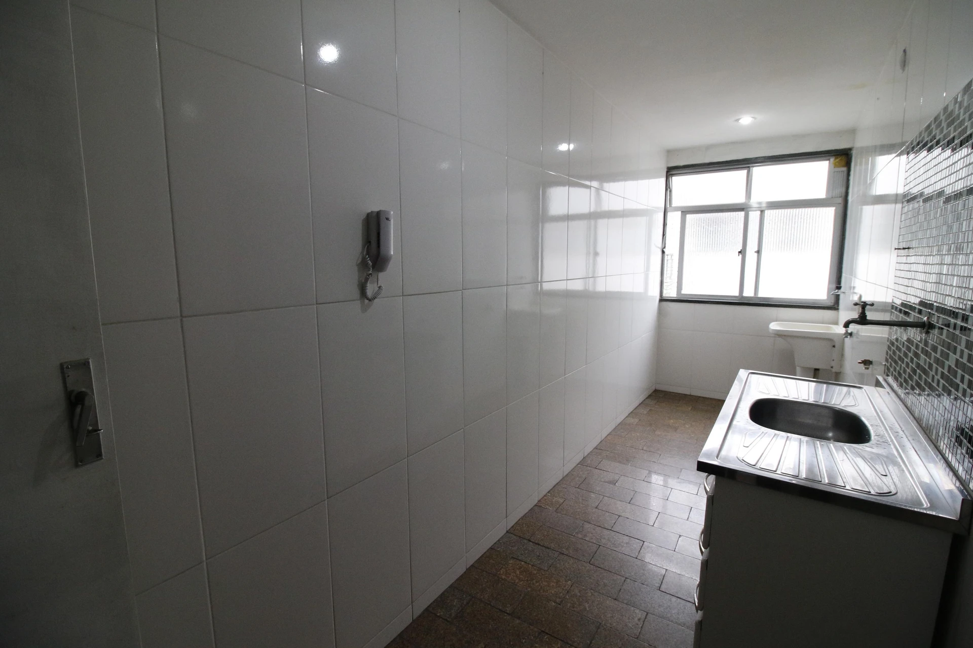 Balcony with a grill in a 3-bedroom apartment, 128 m² — photo 16