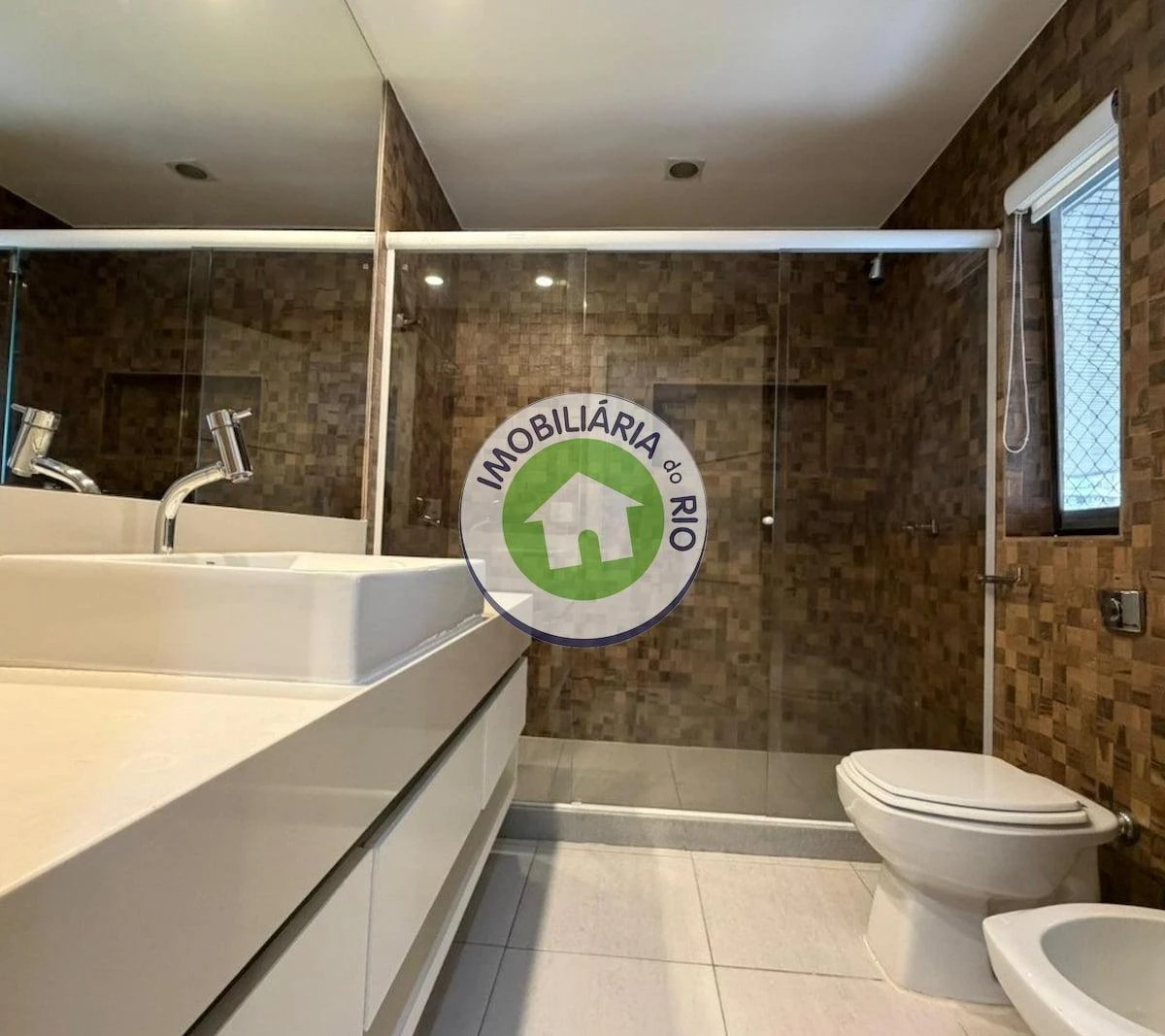 4-bedroom rental with 5 bathrooms and water views — photo 6