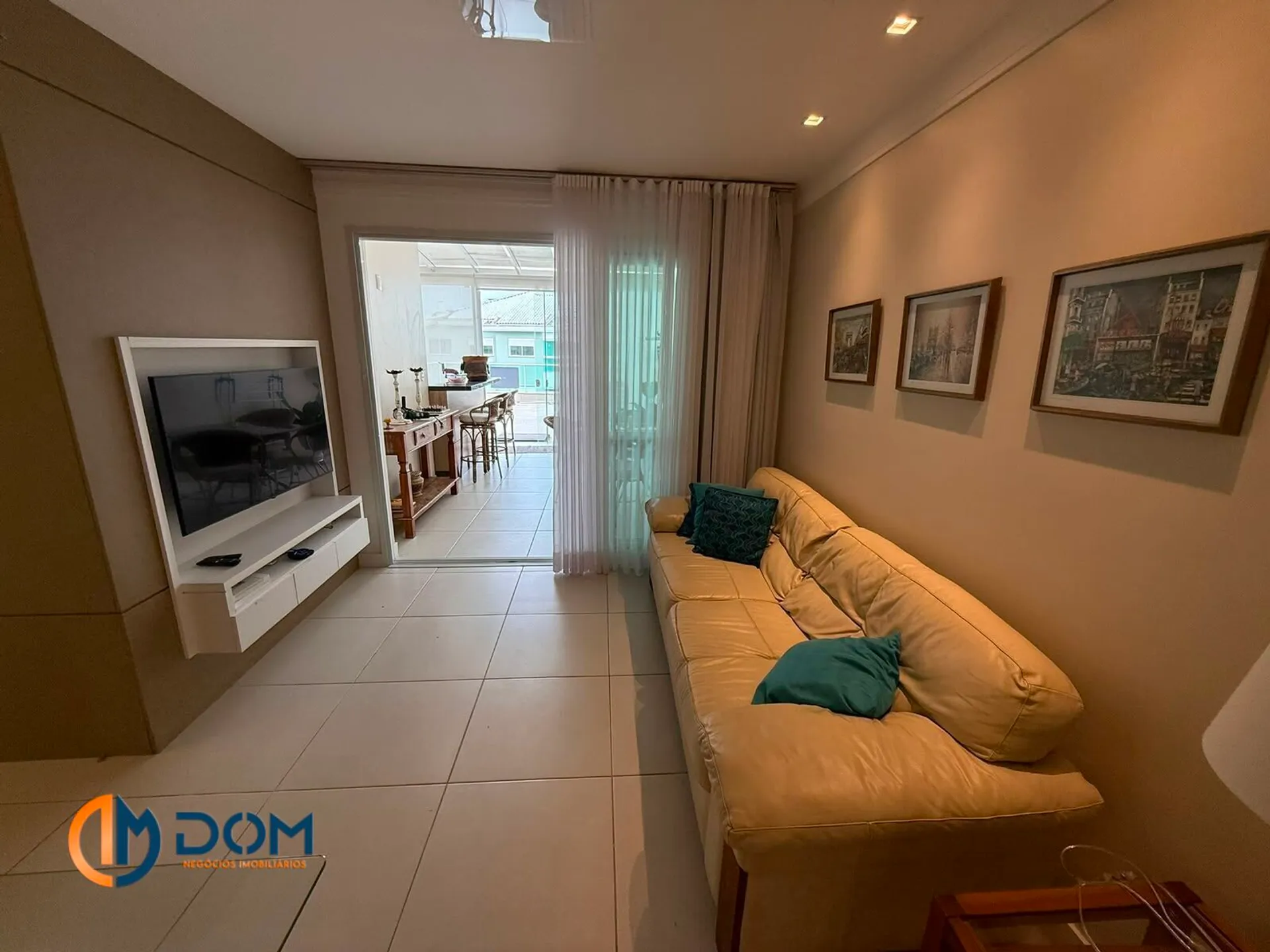 Furnished 280 m² apartment with 3 bedrooms and a balcony