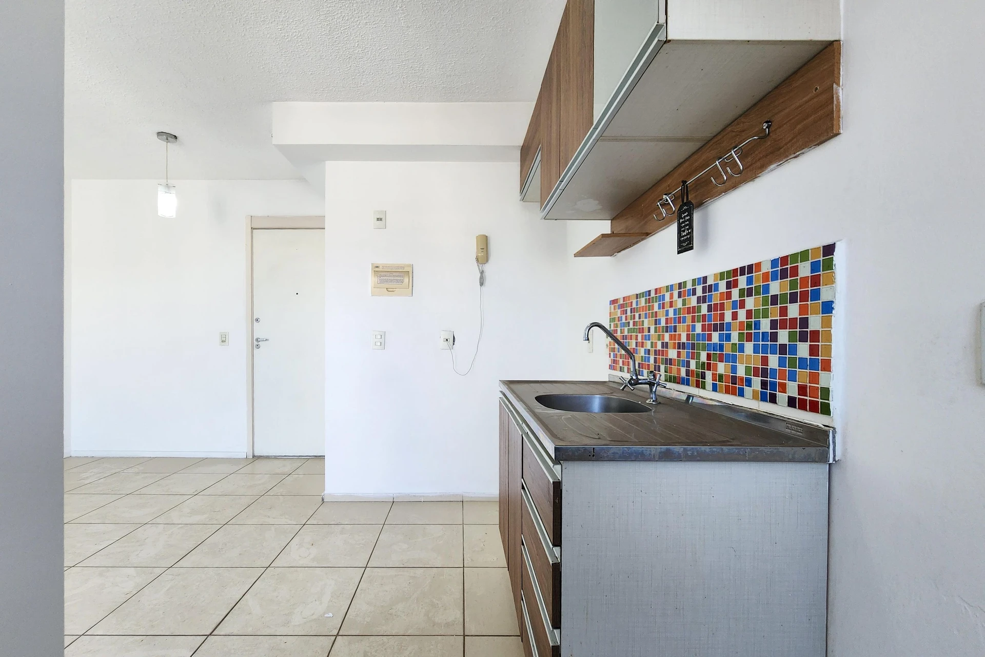 2-bedroom apartment in a building with a gym — photo 2