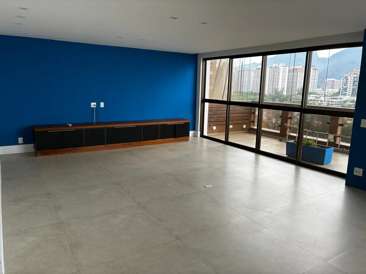 Unfurnished apartment with 3 bedrooms and open-plan kitchen — photo 11