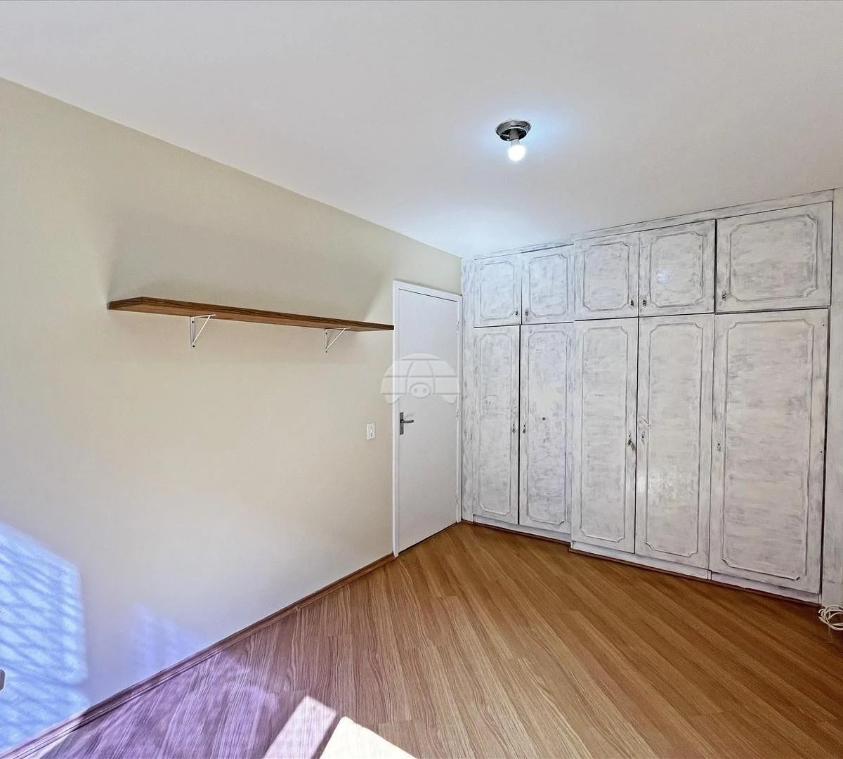 2-bedroom apartment with wood or laminate floors in Curitiba — photo 8