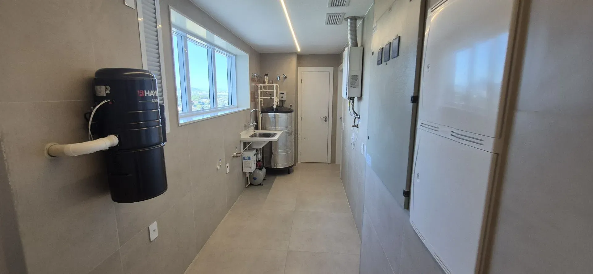 Unfurnished 4-bedroom apartment with closed kitchen — photo 11