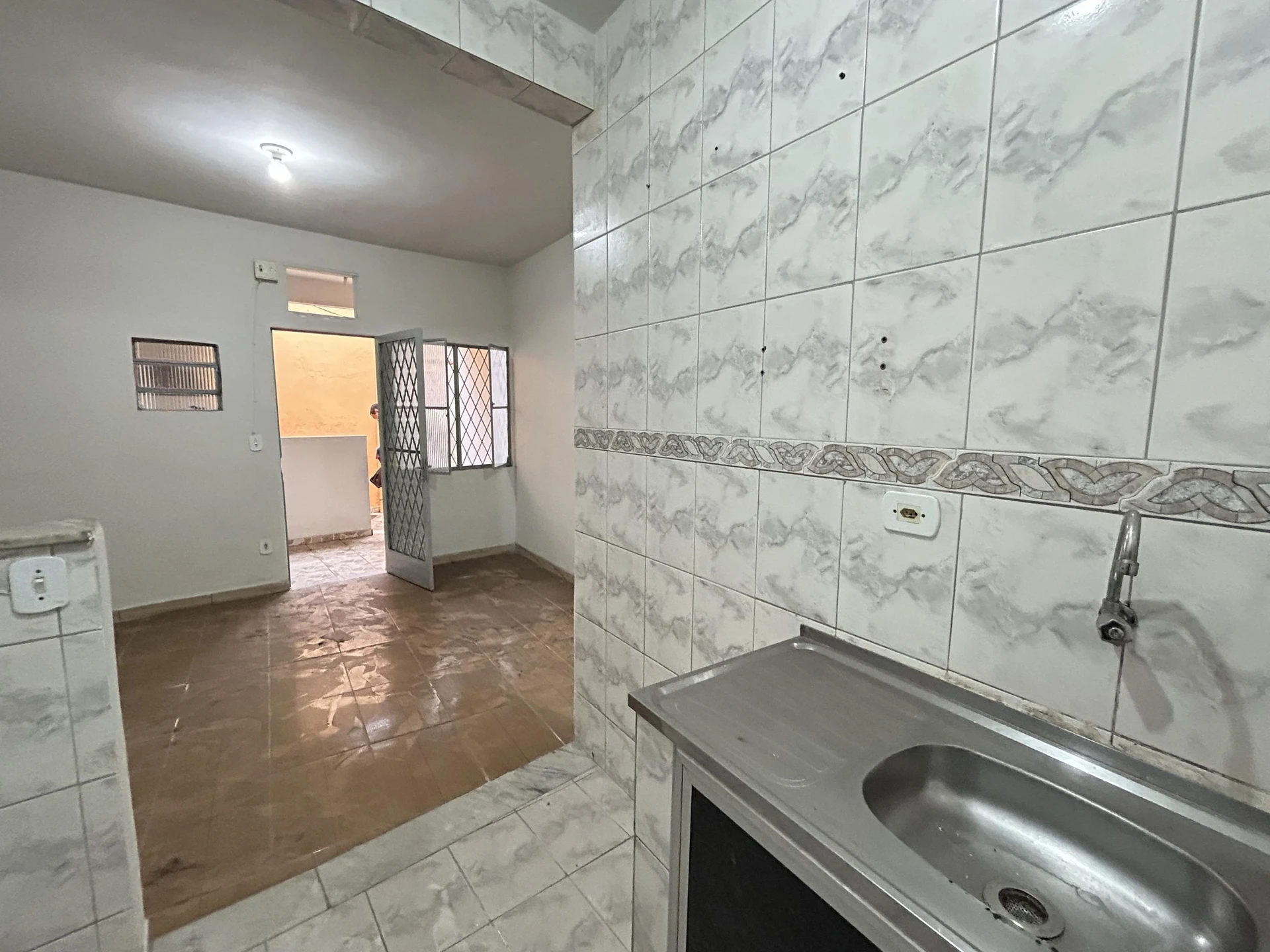 Studio sem mobília com mini cozinha e 1 quarto