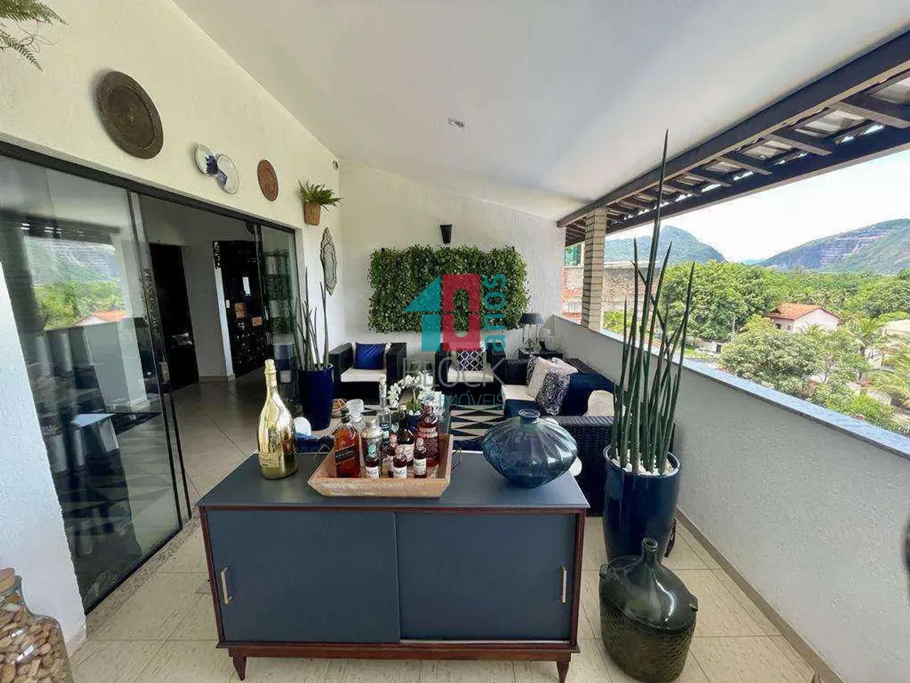Casa em condomínio com 5 dormitórios e churrasqueira na varanda