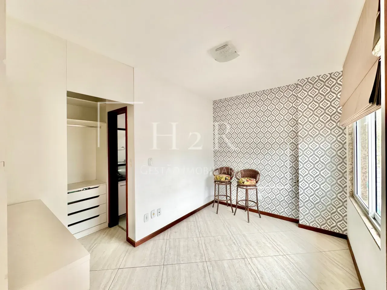 Furnished 3-bedroom apartment with balcony — photo 13