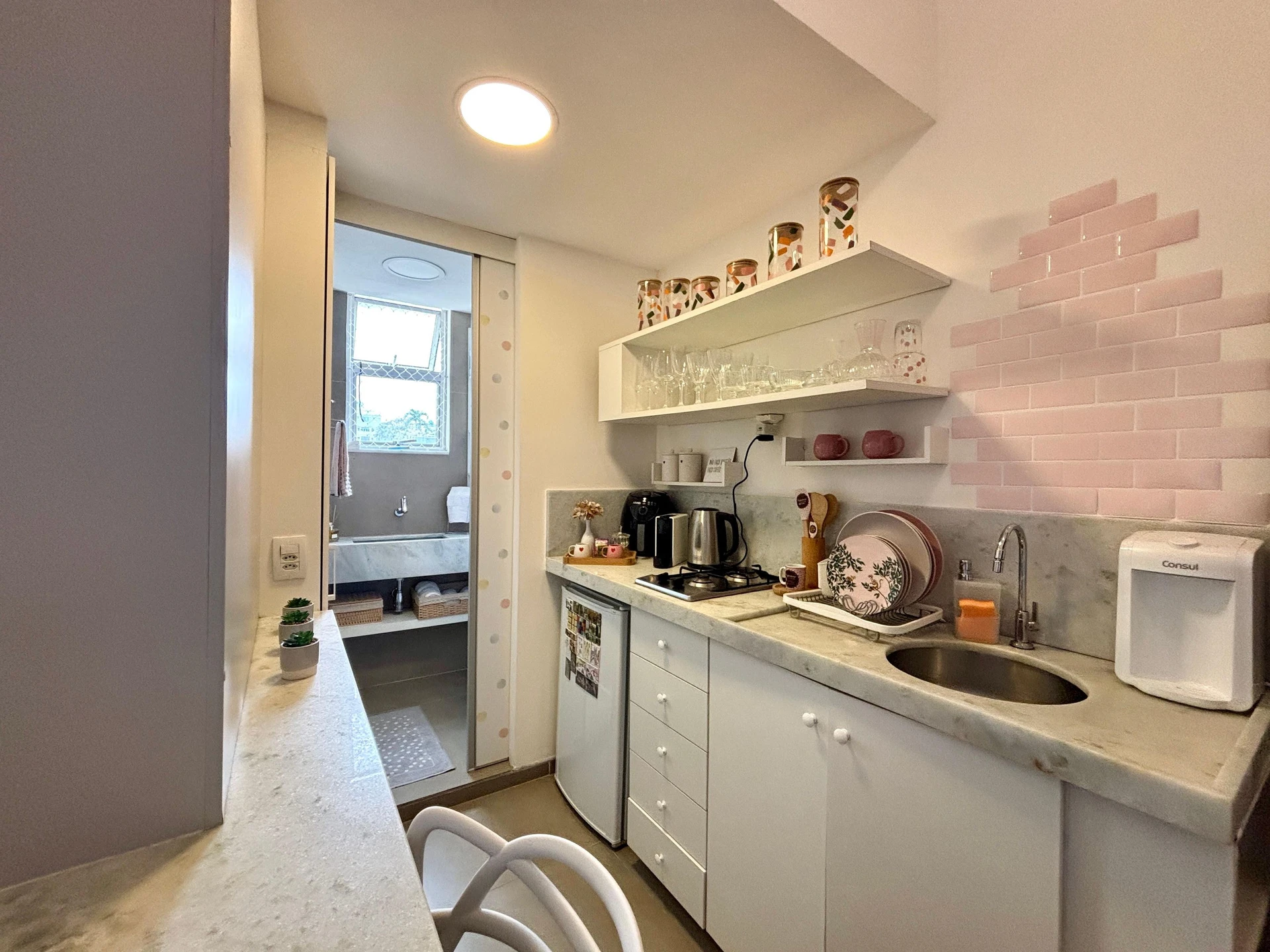 Furnished 1-bedroom apartment with open-plan gas kitchen — photo 2