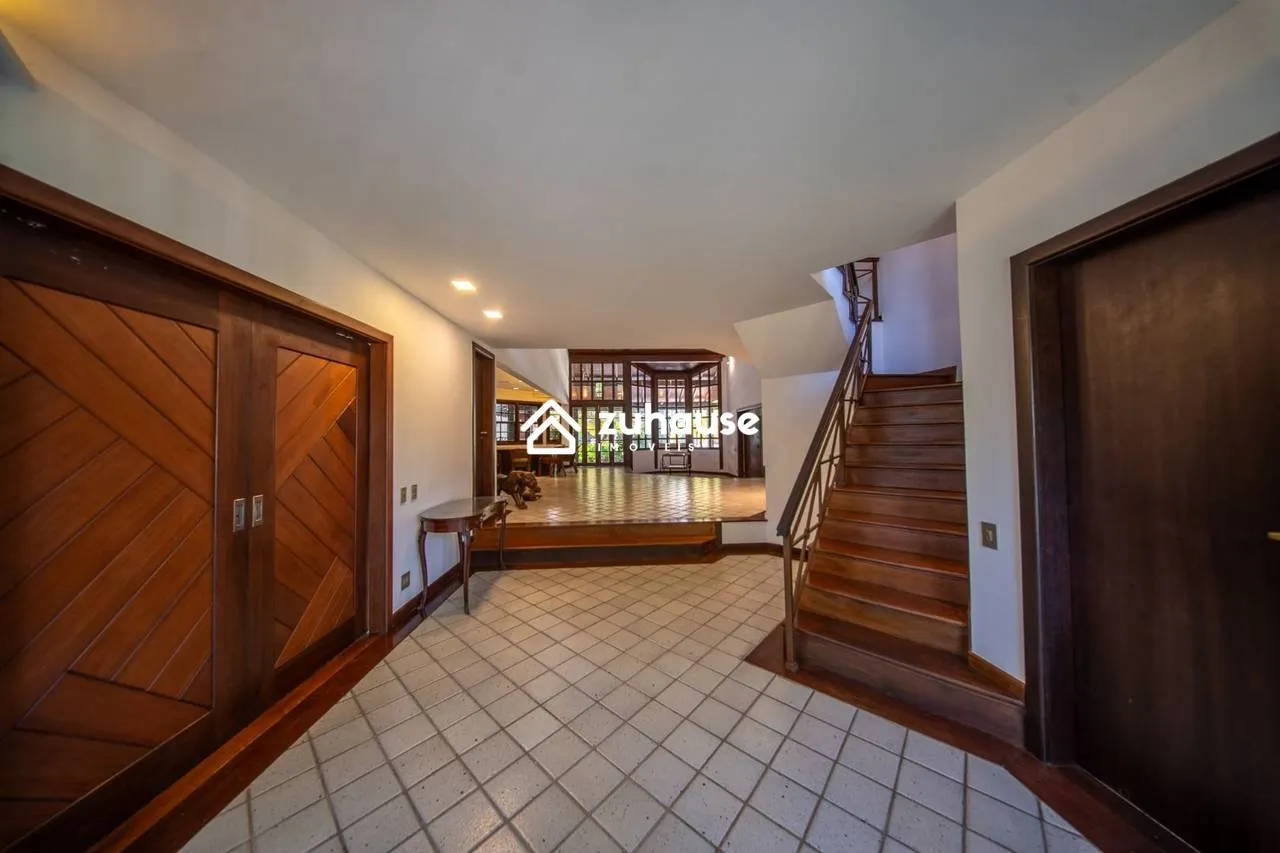 Casa de 5 quartos com janelas do piso ao teto — photo 17