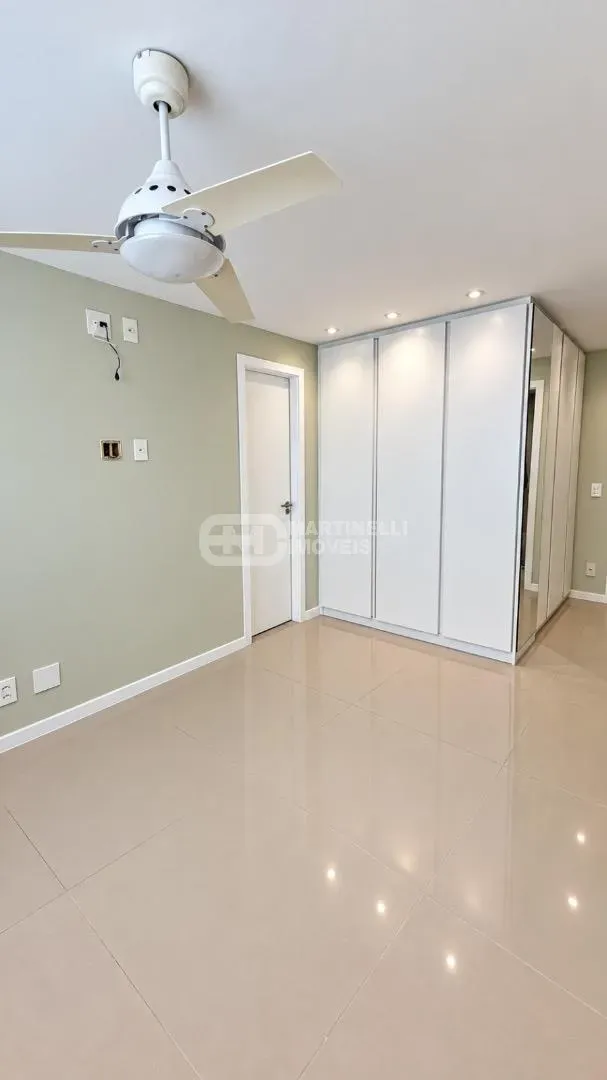 Balcony with a grill in a 3-bedroom apartment, 264 m² — photo 3