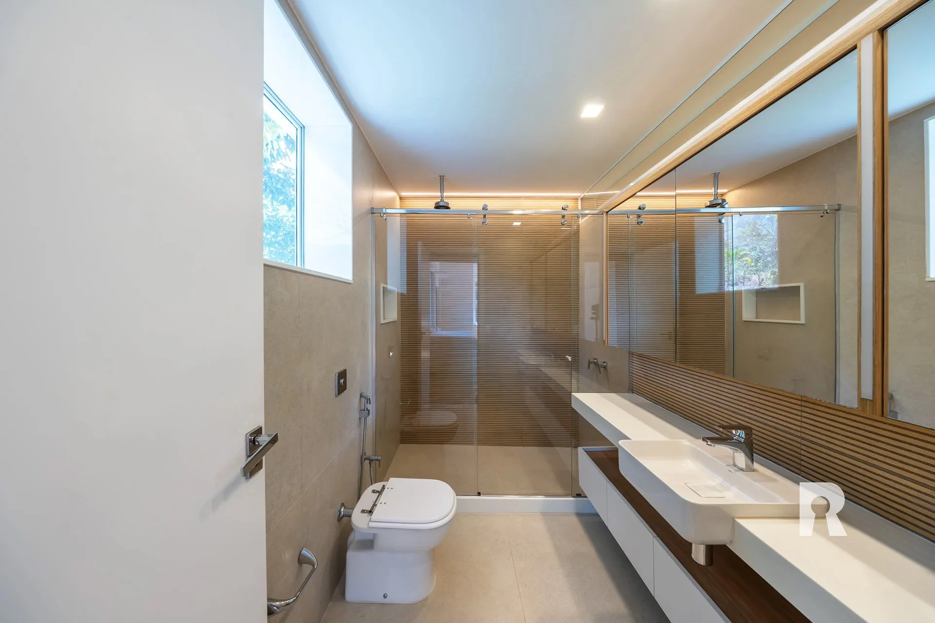 Furnished house with 5 bedrooms and 5 bathrooms — photo 24