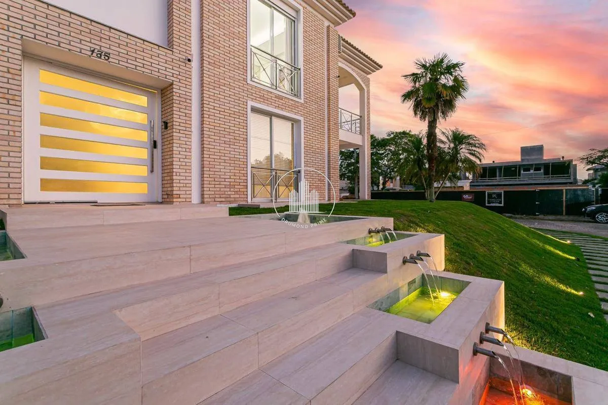 House with 6 en-suite bedrooms, 800 m² and 4 parking spots — photo 4