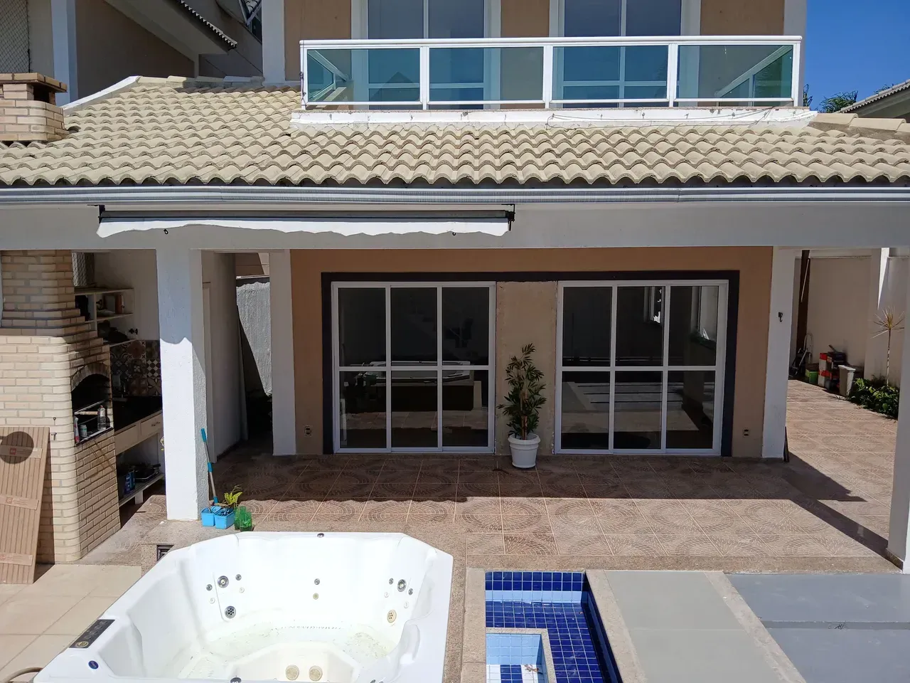 Unfurnished 300 m² house with 4 bedrooms and 5 baths — photo 3