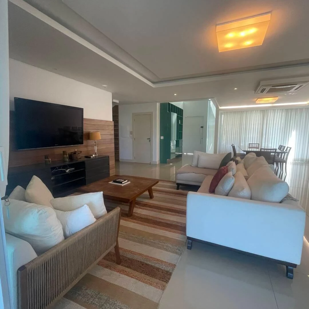 5-bedroom house with a glass-enclosed balcony — photo 33