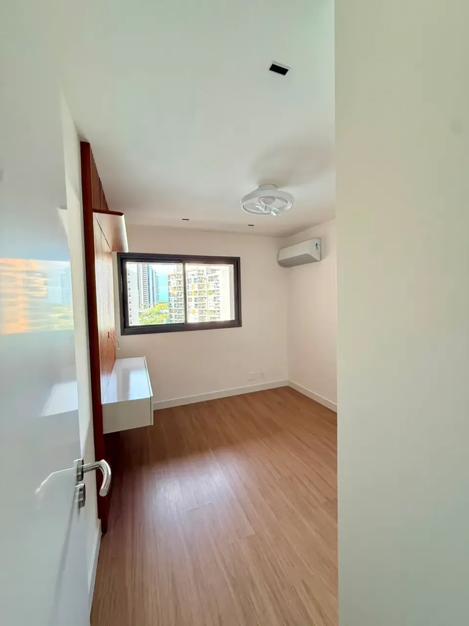 3-bedroom apartment with balcony and open-plan kitchen — photo 20