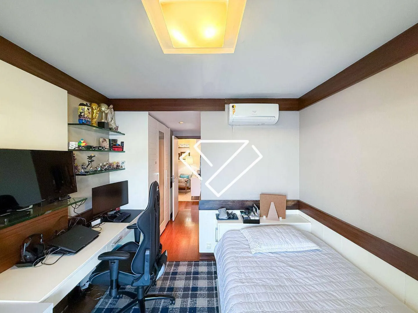 Furnished apartment with 4 en-suites and 258 m² — photo 41