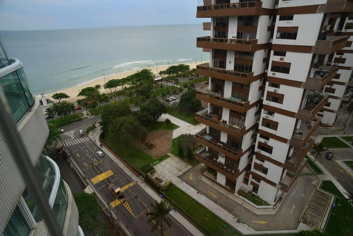 Furnished 1-bedroom apartment with enclosed balcony — photo 17