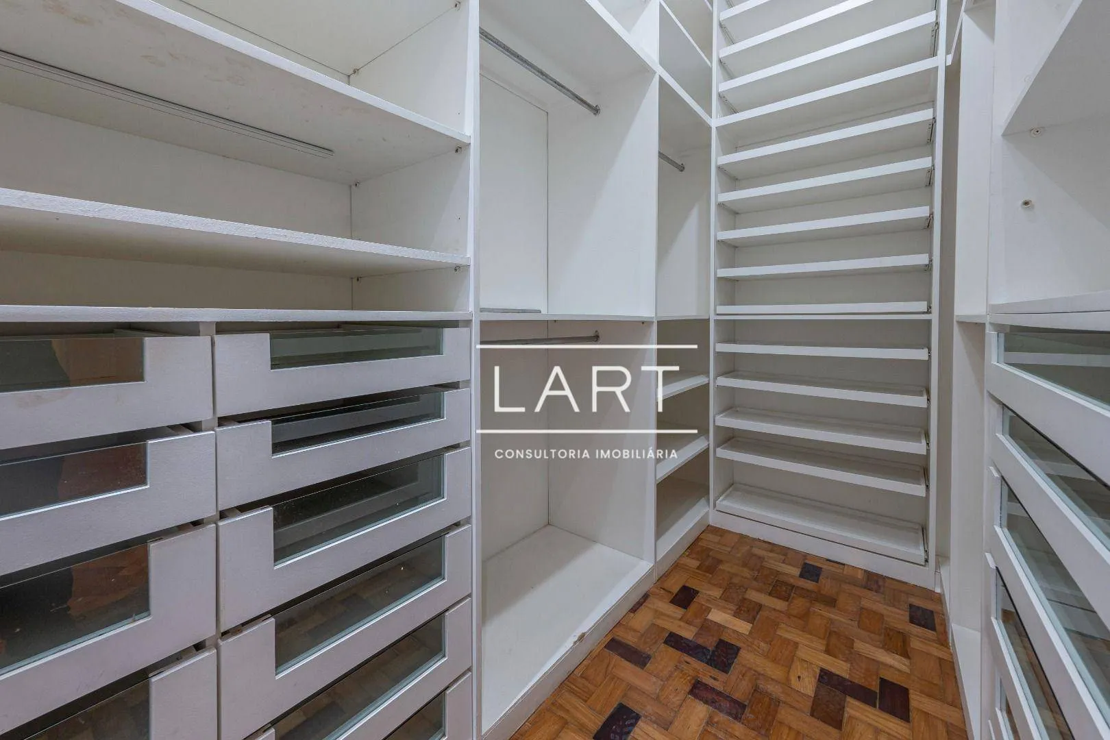 4-bedroom apartment with 5 bathrooms, 210 m² — photo 21