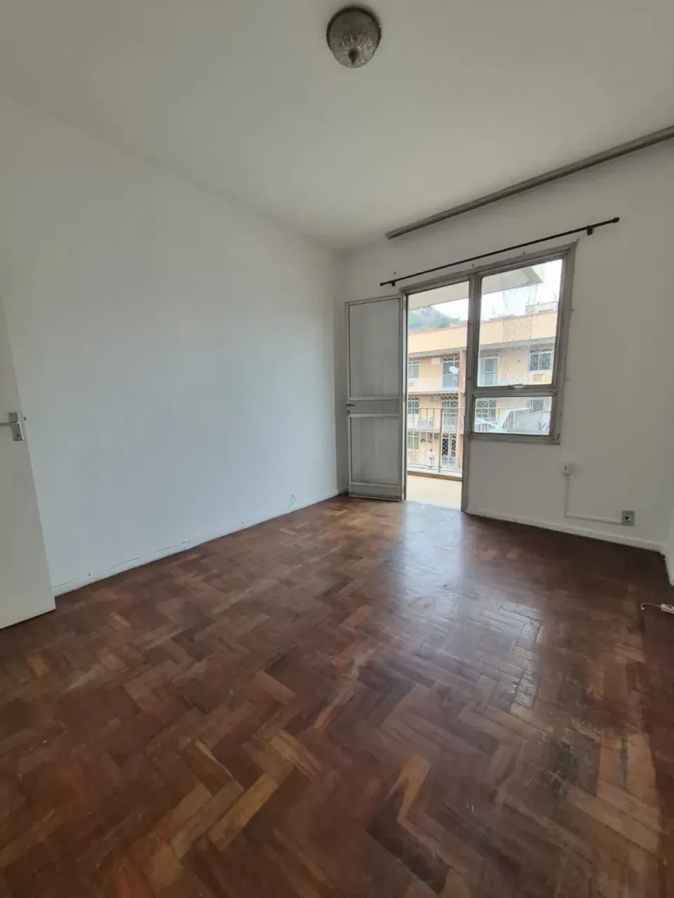 Apartment with 2 bedrooms and a balcony plus 1 parking spot — photo 2