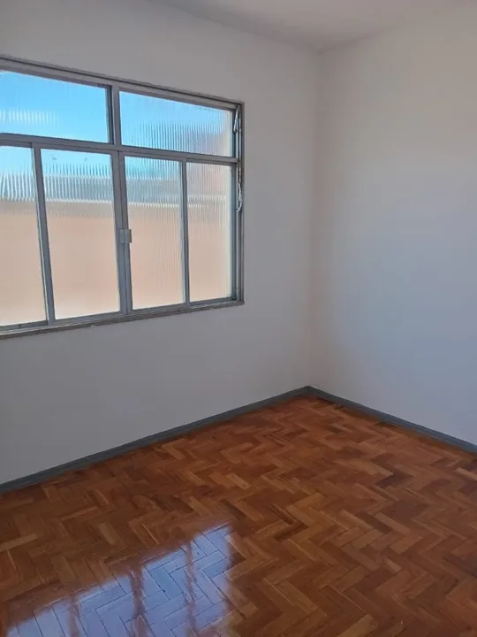 2-bedroom apartment with 1 bathroom and laundry area — photo 3