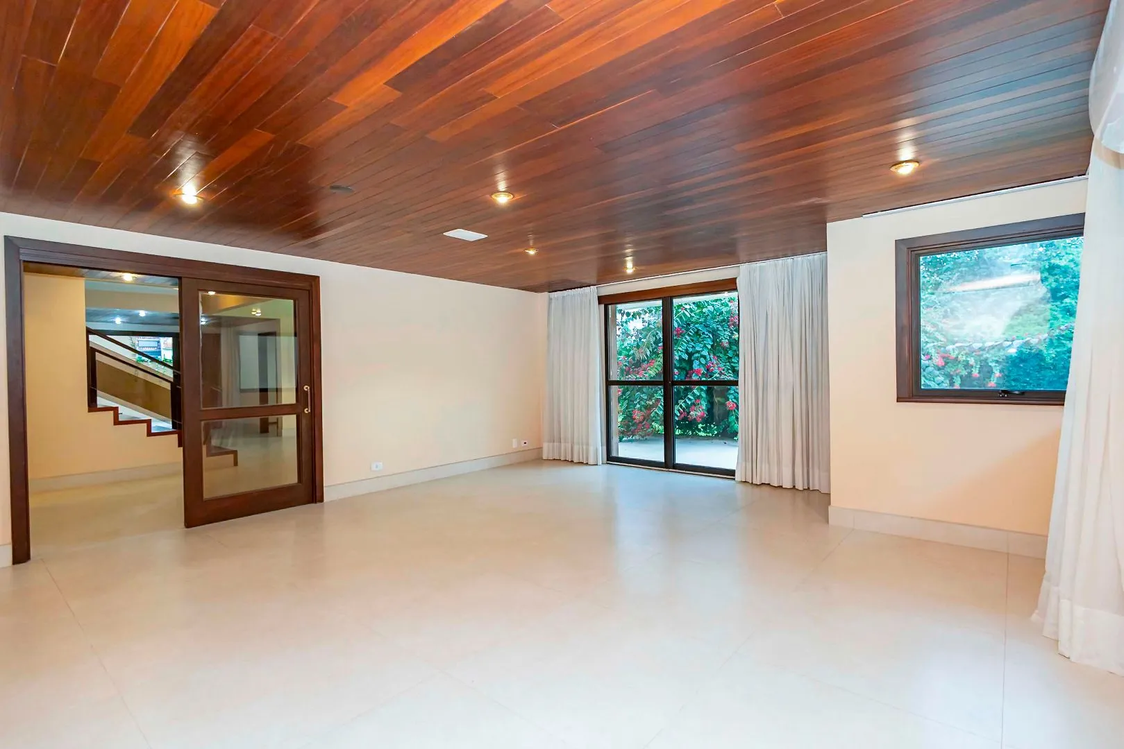 Rental house with 4 bedrooms and 5 bathrooms across 550 m² — photo 25
