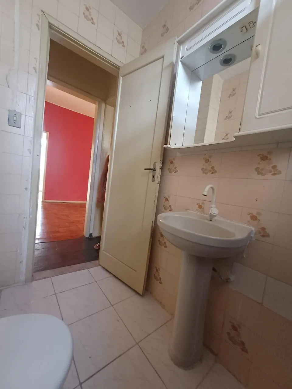 Apartamento sin amueblar de 2 habitaciones con suelo de madera — photo 16