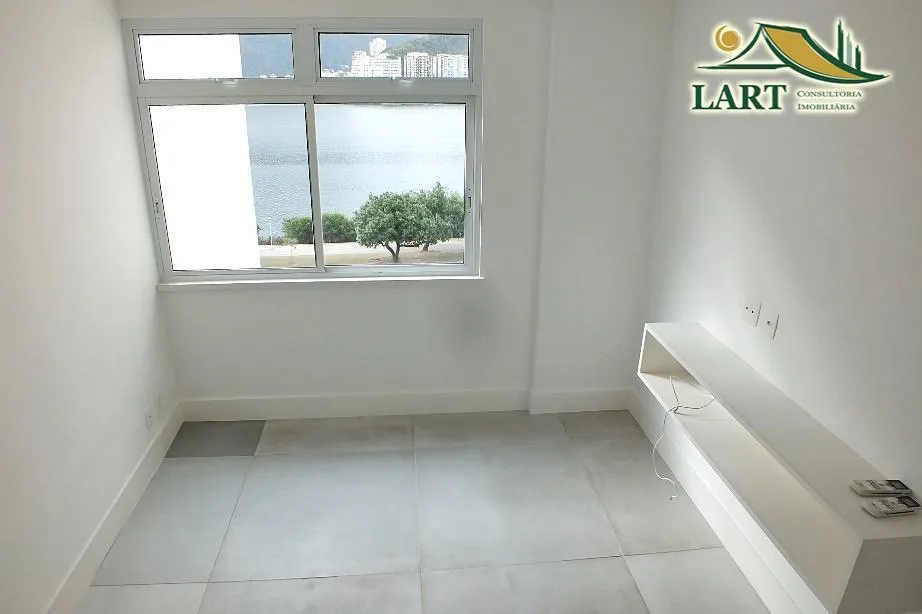 3-bedroom apartment in a building with a pool — photo 11