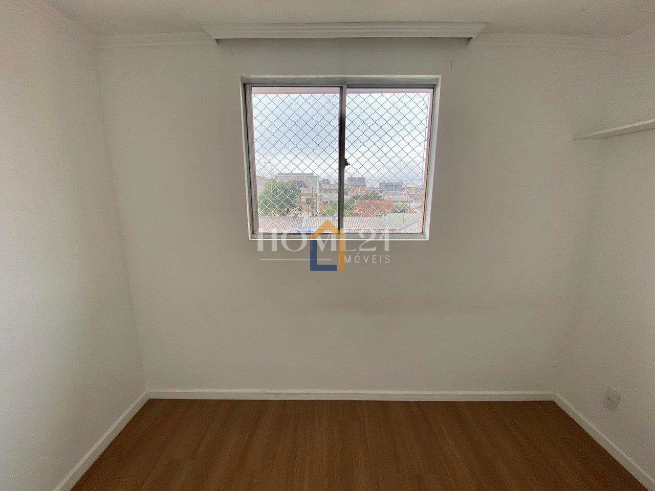 2-bedroom apartment with wood or laminate floors — photo 10