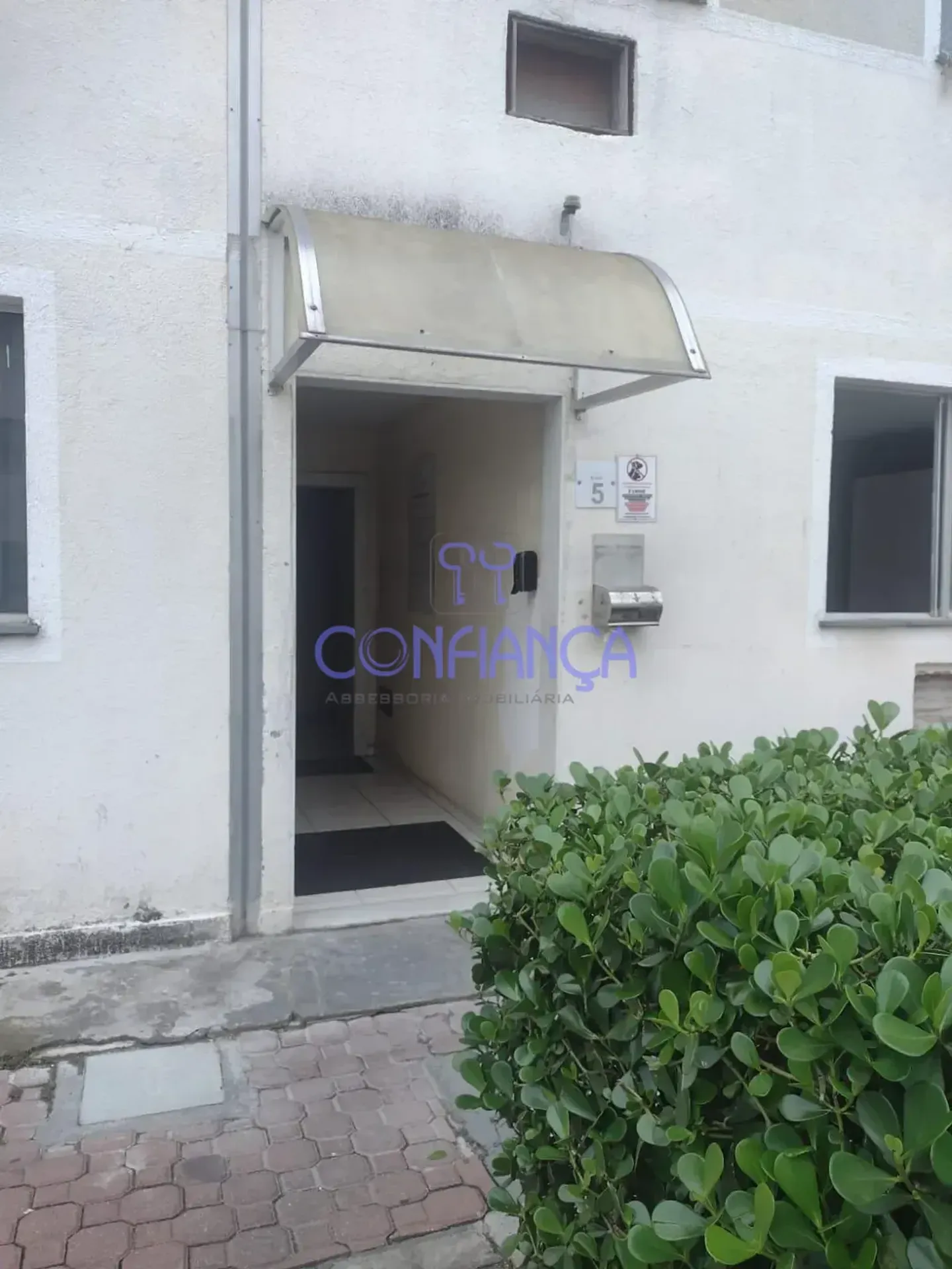 One-bedroom apartment in a building with a pool — photo 3