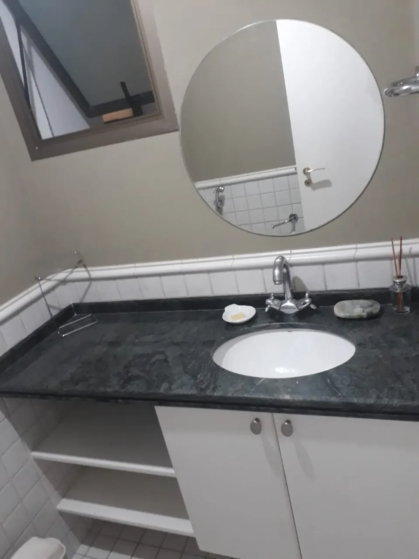 One-bedroom apartment in a building with a gym — photo 14