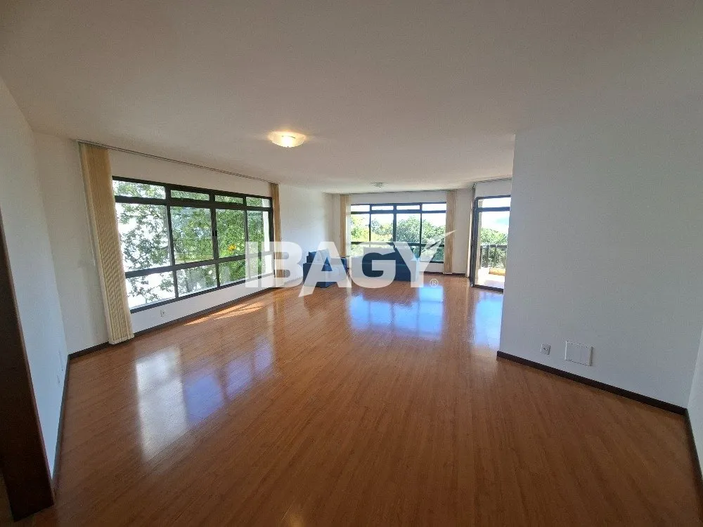302 m² apartment with a water view and a bathtub