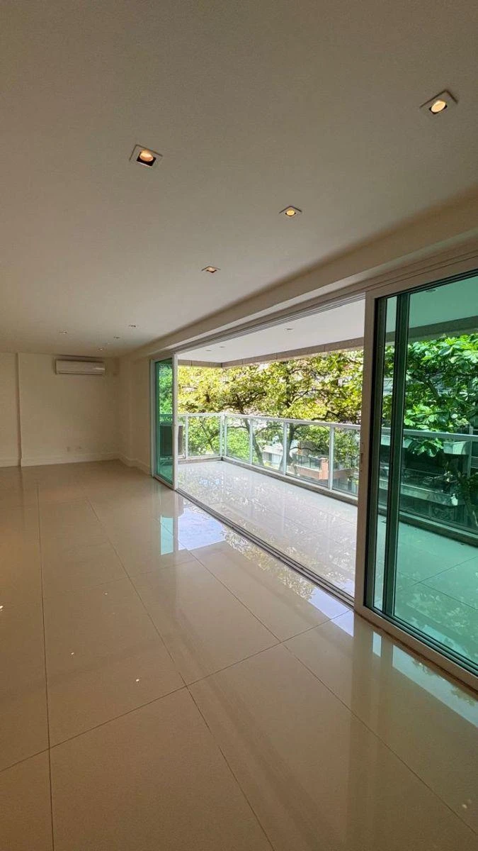 230 m² apartment with a home office and a washing machine