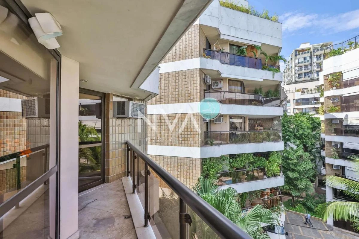 Apartment with balcony, 3 bedrooms and 4 bathrooms — photo 18
