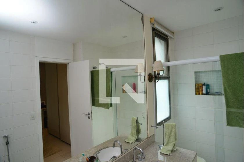 298 m² rental apartment with 4 en-suite bedrooms and balcony — photo 38