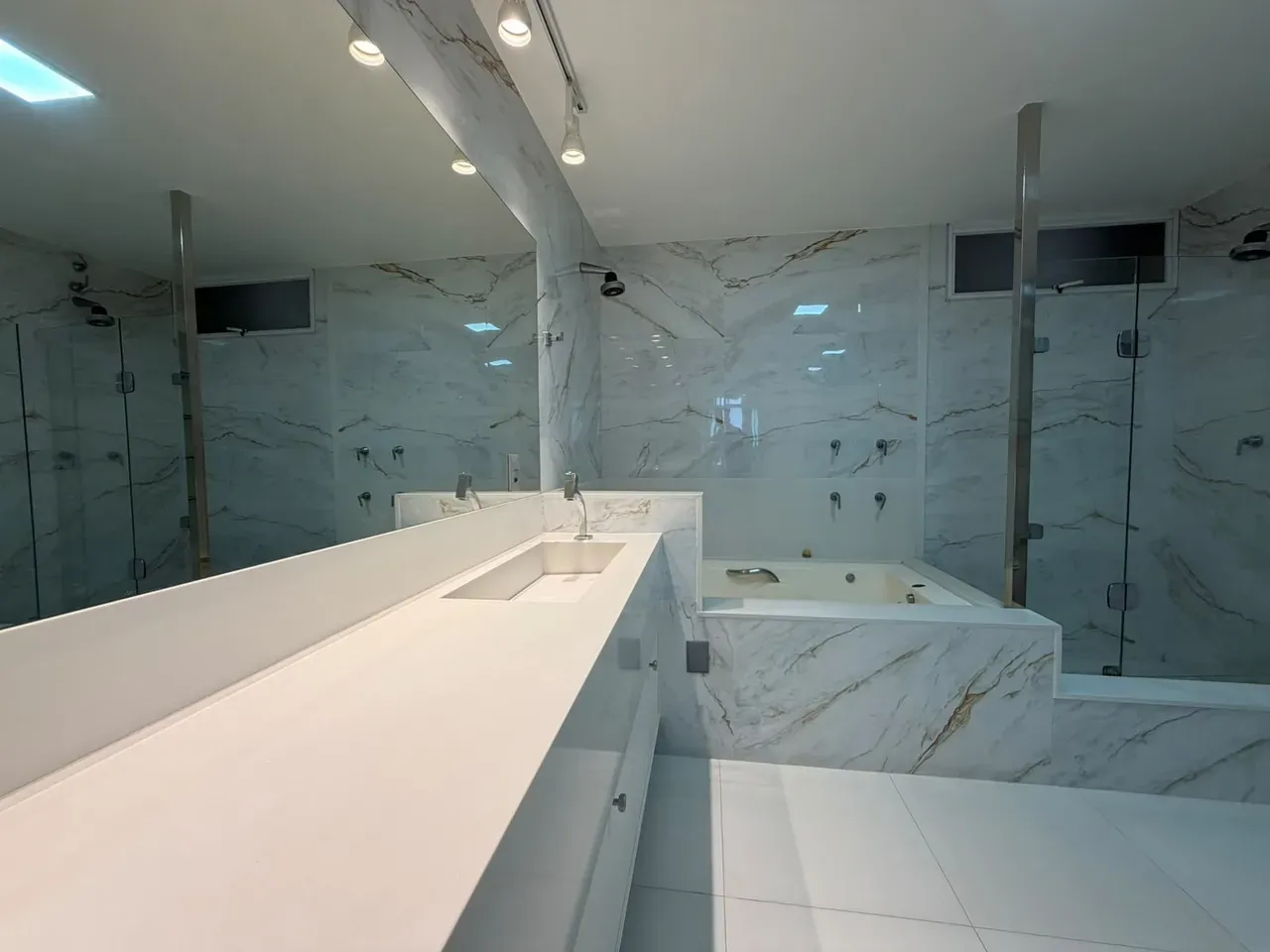 Apartamento de 465 m² com vista para a água e banheira — photo 34