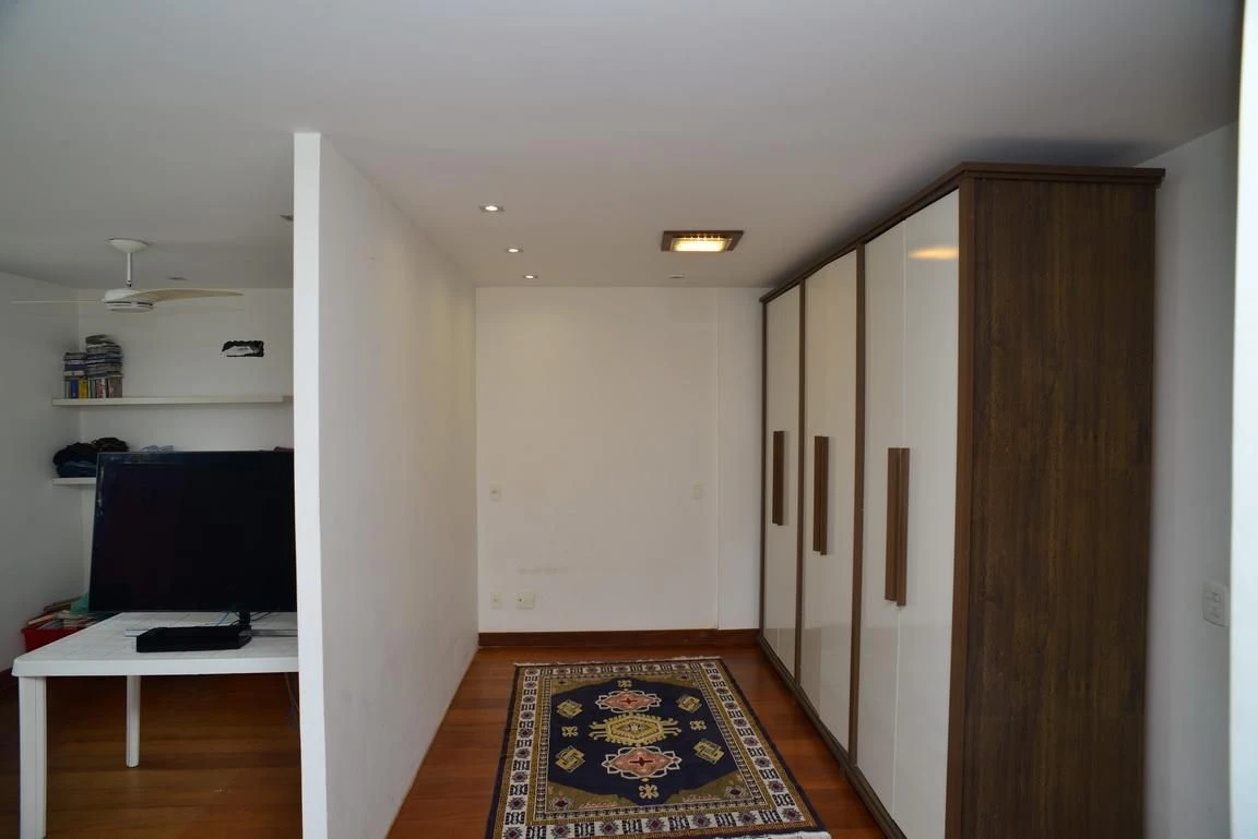 Furnished apartment, 300 m², with a glass-enclosed balcony — photo 30