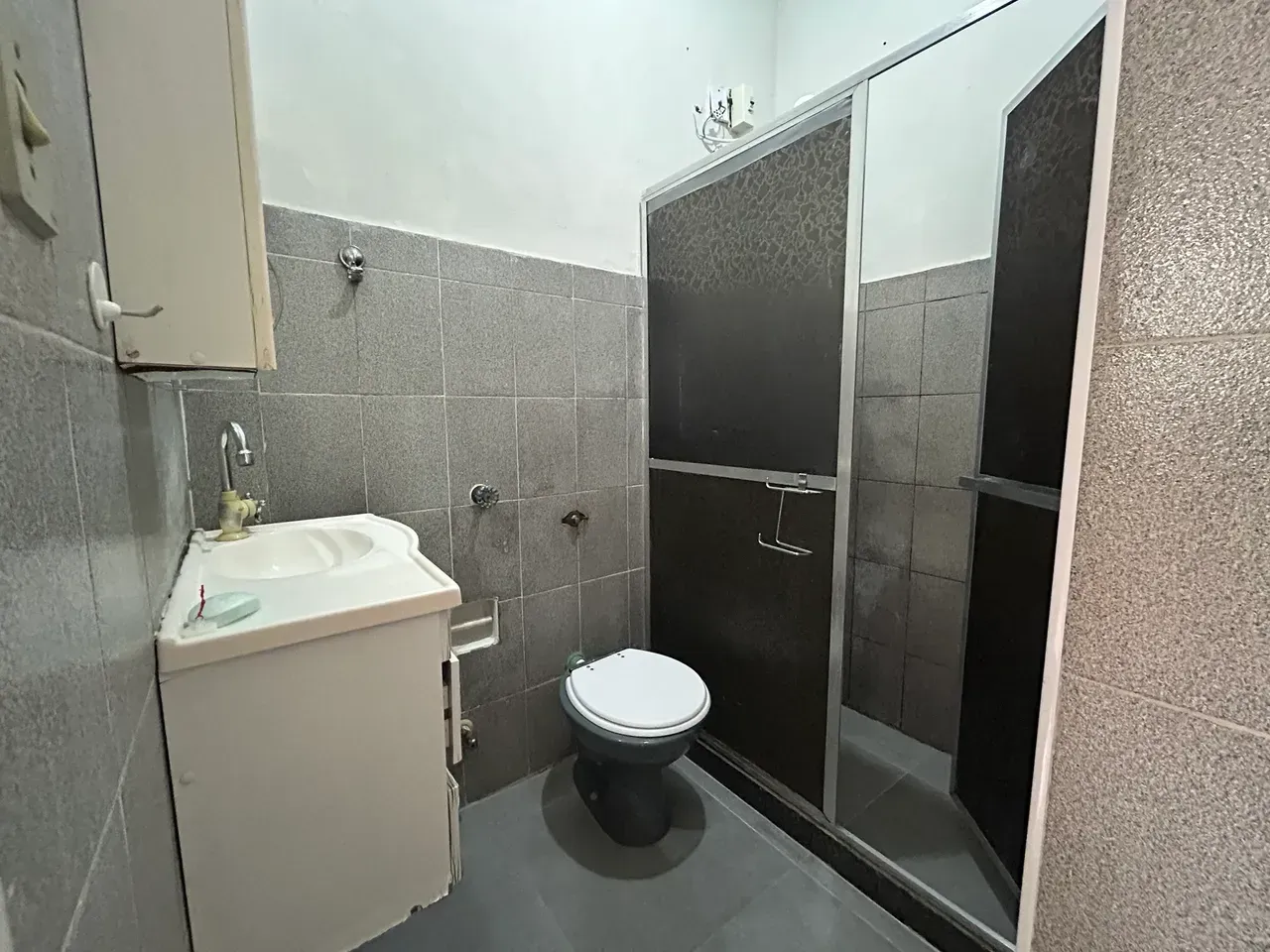 2-bedroom apartment with a glass shower enclosure — photo 5