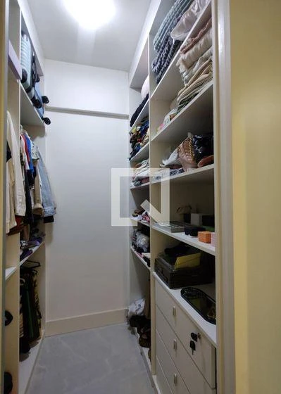 3-bedroom apartment with a walk-in closet — photo 8