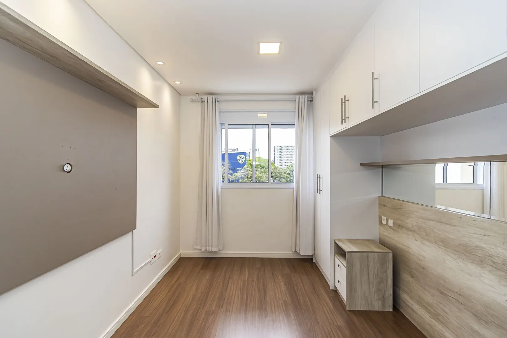 Balcony with a grill in a 2-bedroom apartment, 59 m² — photo 22