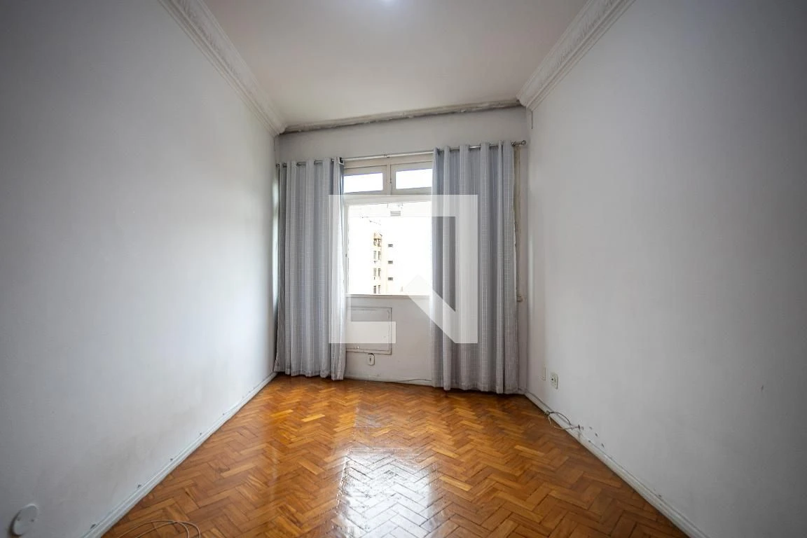 Wood or laminate floors in a 3-bedroom apartment, 85 m² — photo 4