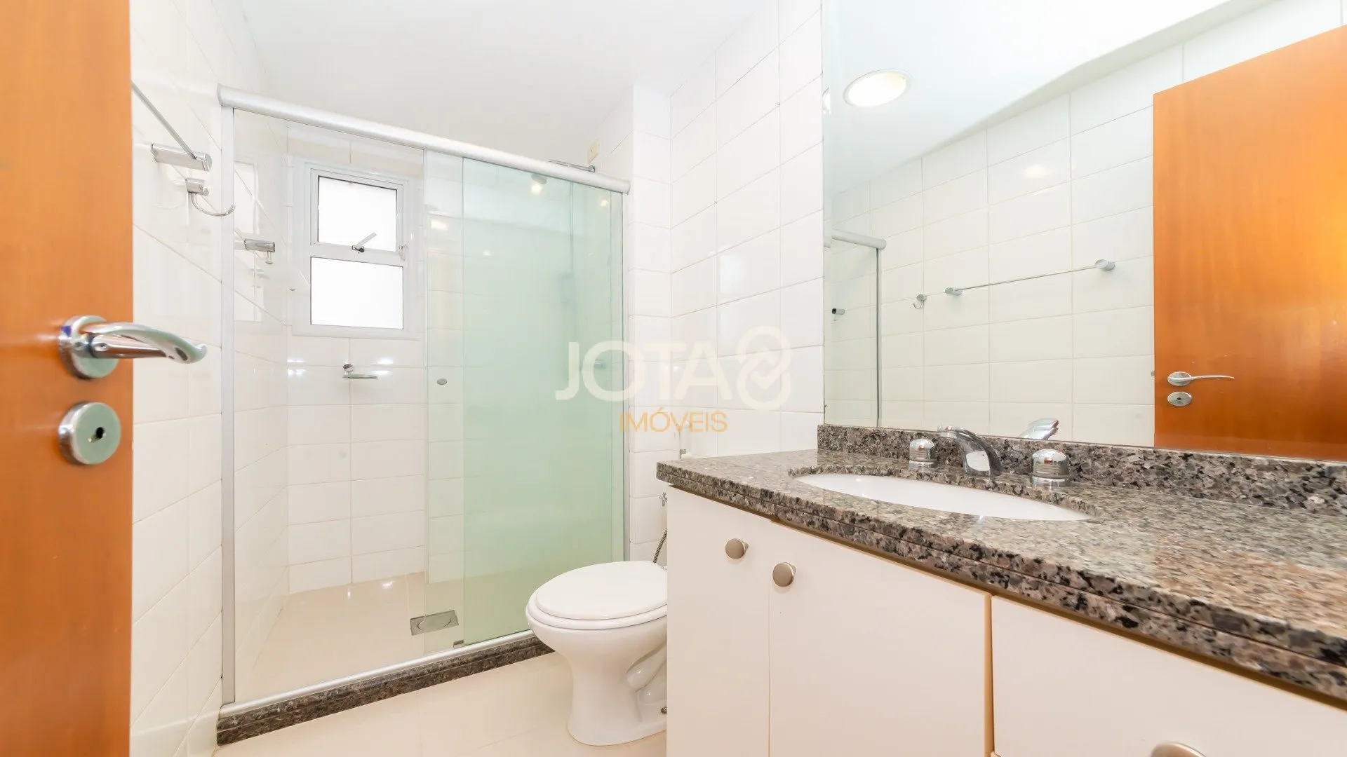 3-bedroom apartment in a building with a gym — photo 3